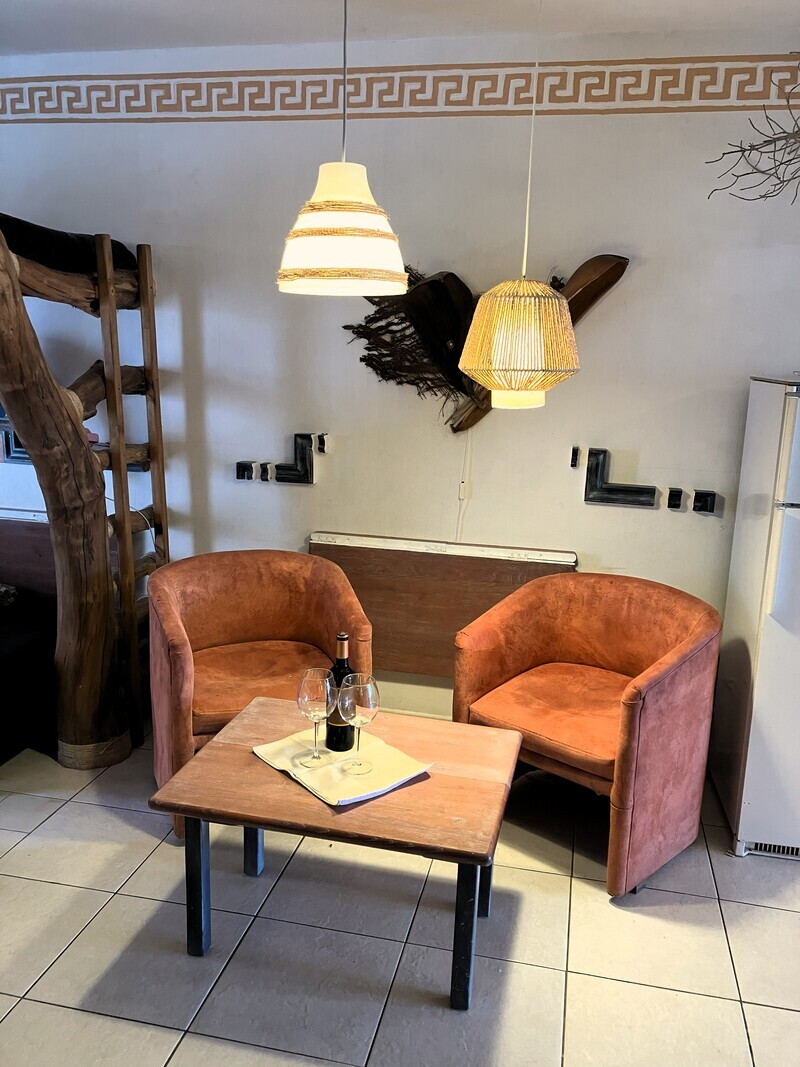Living area with seating group and baby cot