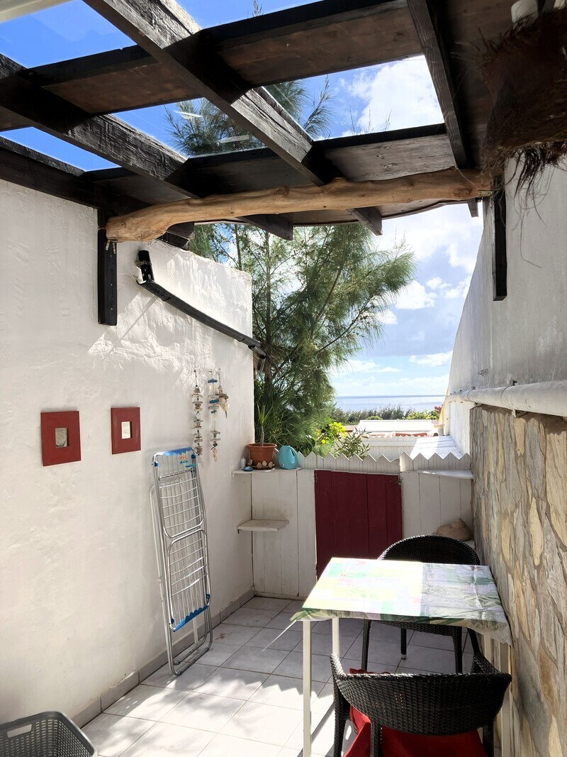 Covered sun terrace with sea view